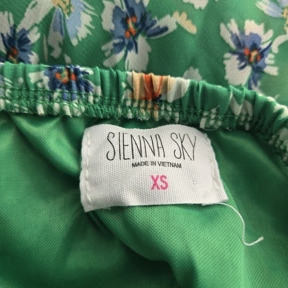 Gorgeous Green Sundress 💚 - Picture 2 of 9